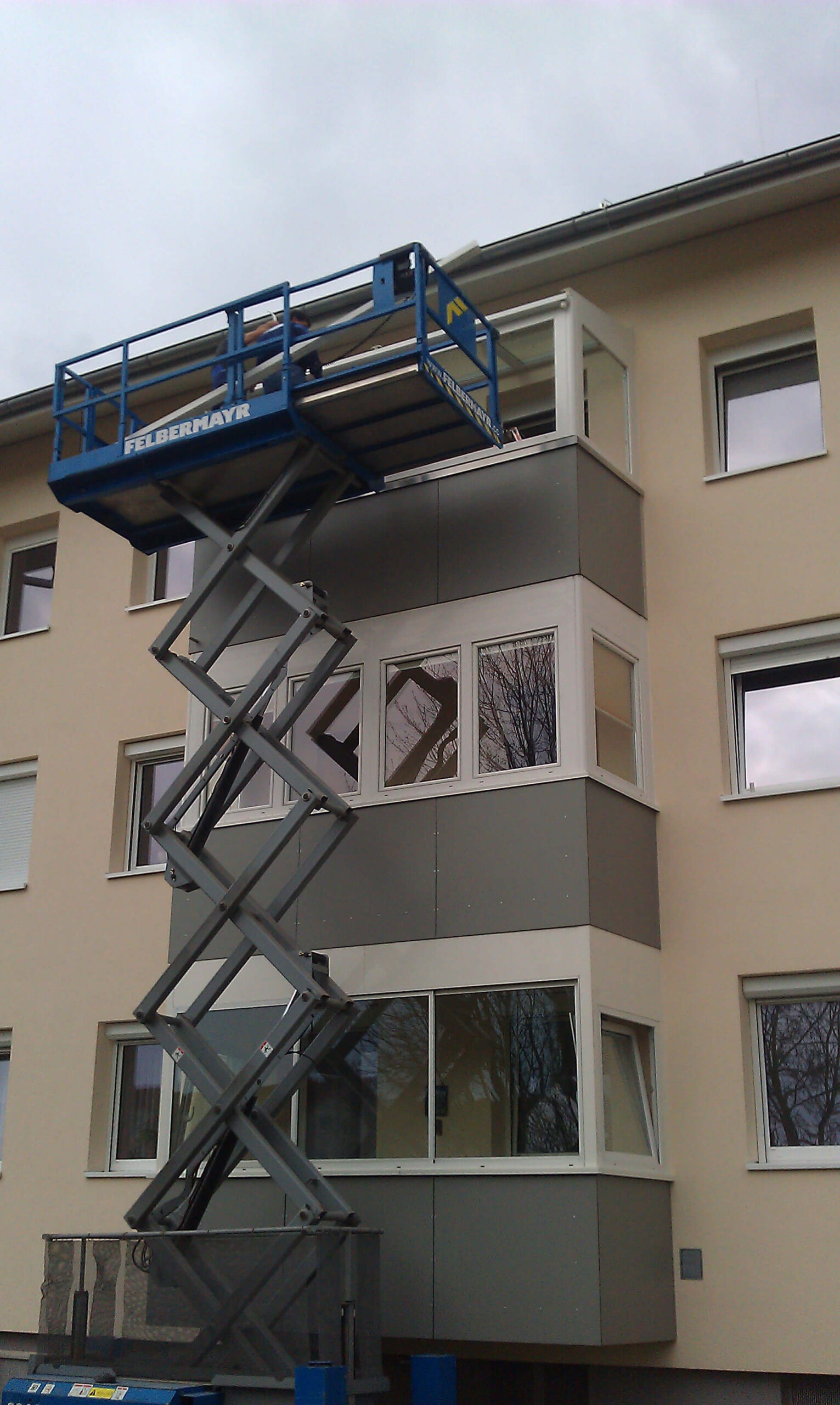 Montage Balkonverglasung mit Dachglas