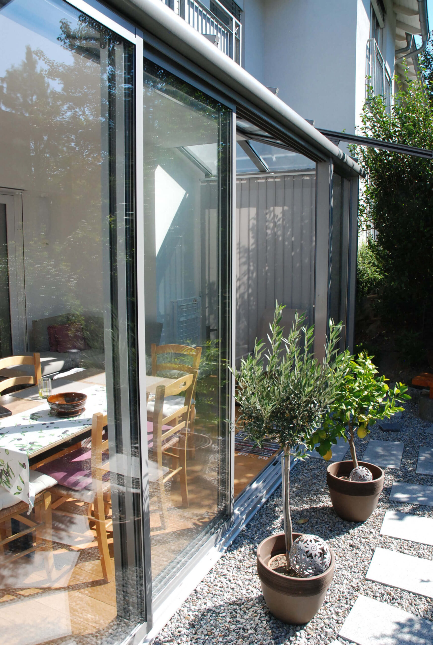 Sommergarten aus Glas und Terrassenüberdachung