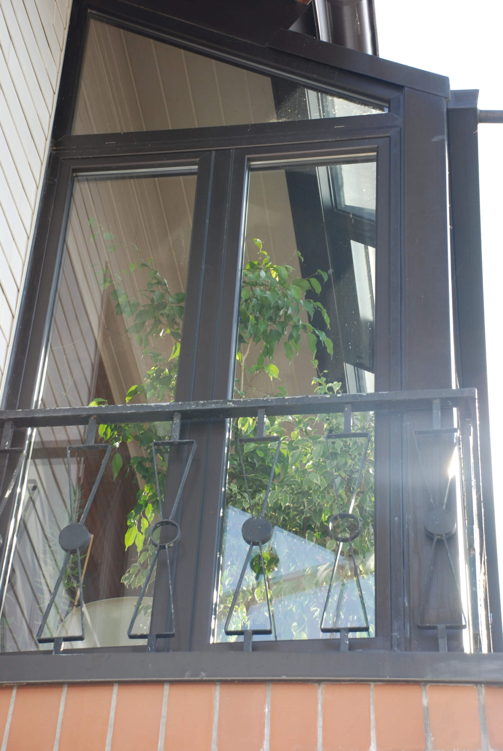 Wintergarten auf Balkon - Wärmeschutzglas - Farbe dunkelbraun