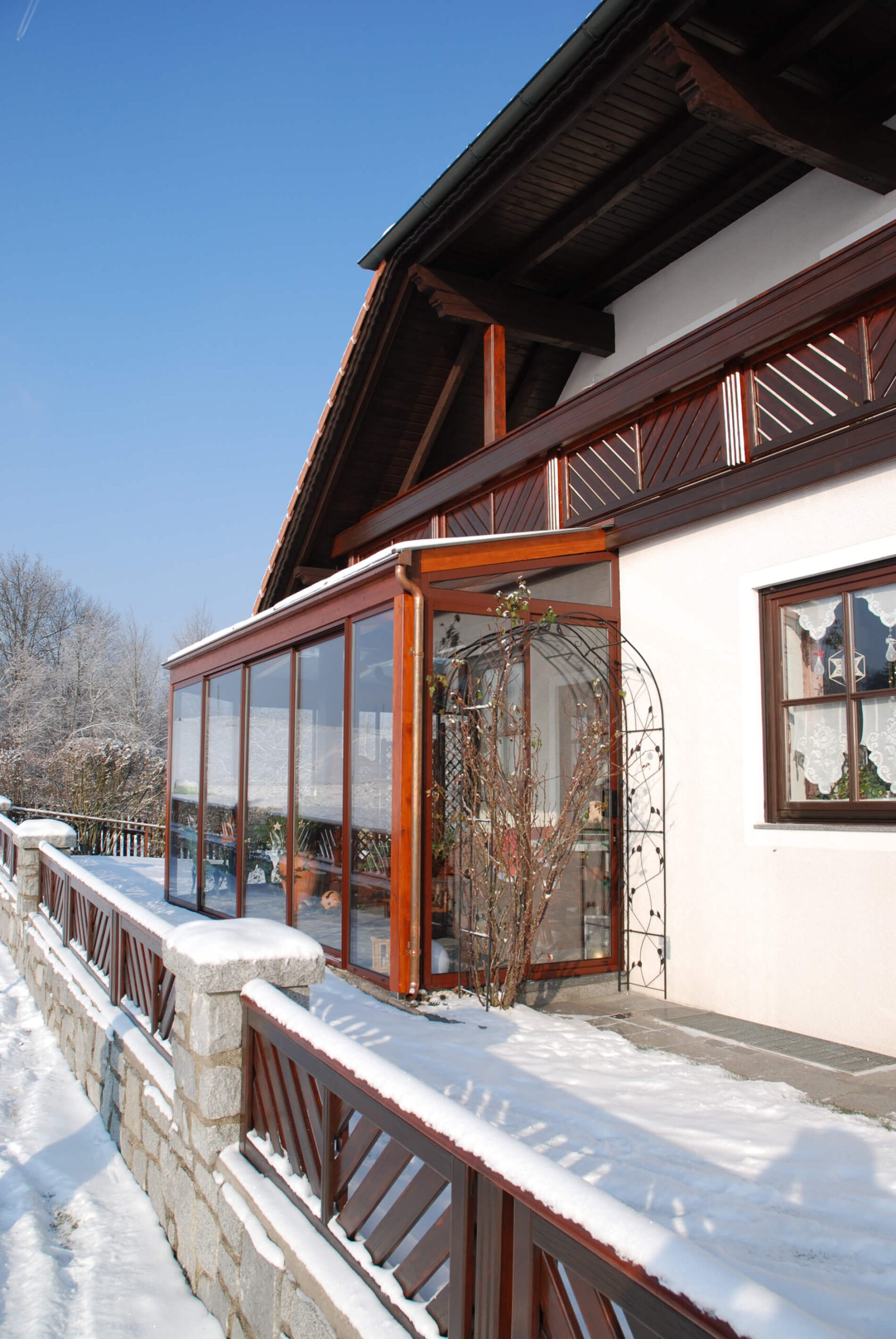 Wintergarten mit braunen Schiebewänden