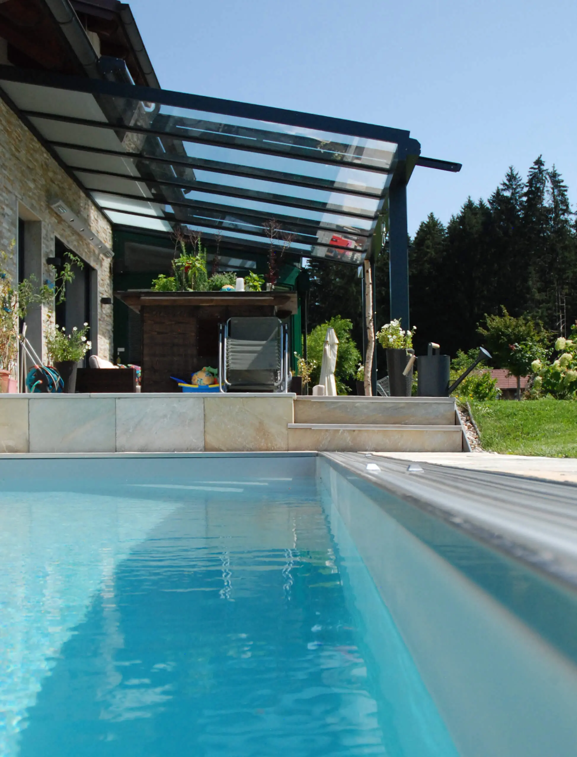 Schiebbarer Windschutz: Terrassen-Glasdach mit Sonnenschutz!